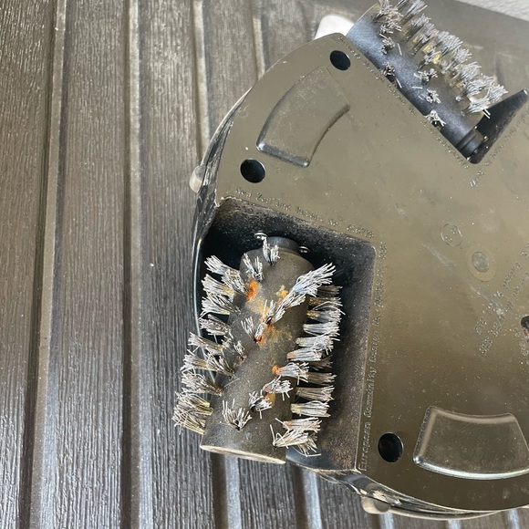 Grillbot Automatic Grill Cleaning Robot Includes AC Adapter to recharge - Picture 6 of 8